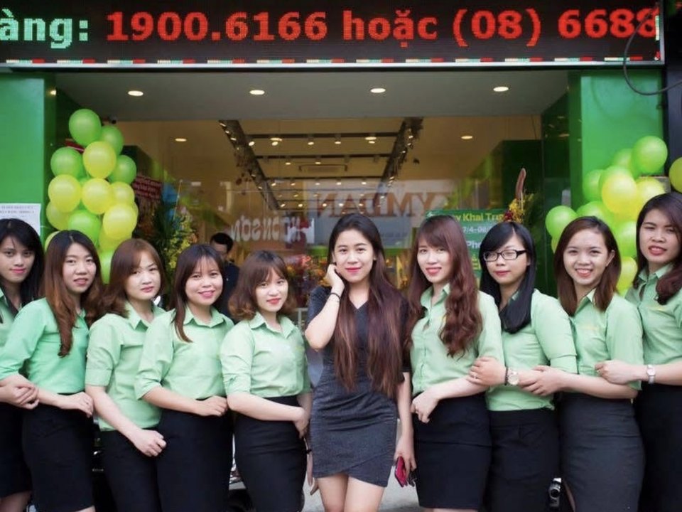 Hồ Trần Ngọc Diễm cùng đội ngũ trước cửa hàng Thế Giới Phong Thủy