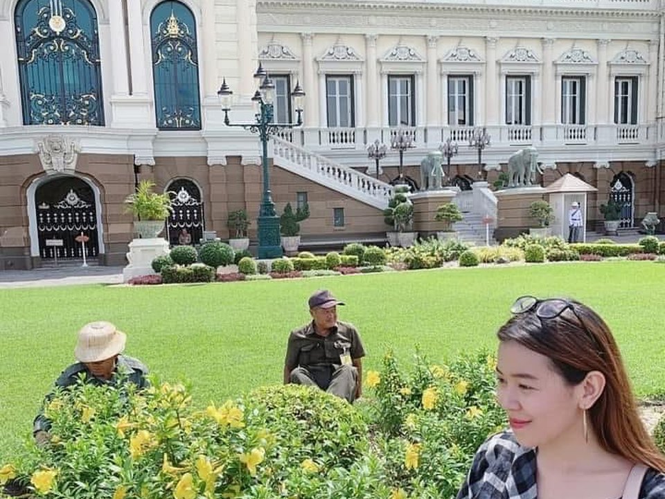 Hồ Trần Ngọc Diễm trước một công trình kiến trúc cổ kính
